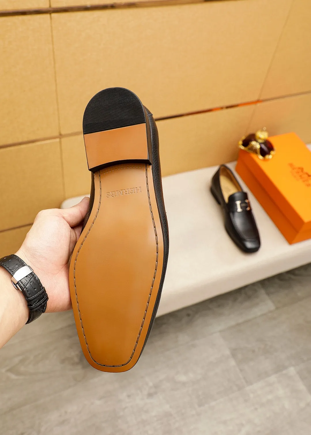 Men's shoes 💰460 💐 Product trademark: HERMES "Hermès" casual leather shoes Regular size: 38-44 (45.46🉑️customized) Product materials: Selected imported first-layer pebbled calfskin upper + luxury hardware buckle, imported water-dyed 🐂 cowhide lining. Strong three-dimensional visual effect, combined outsole Color: 2⃣️seed leather materials optional